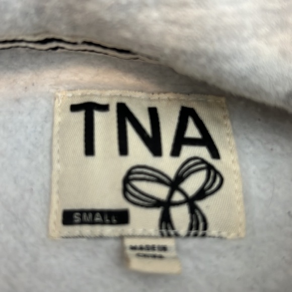 Aritiza / TNA hoodie. Excellent condition - Picture 3 of 4